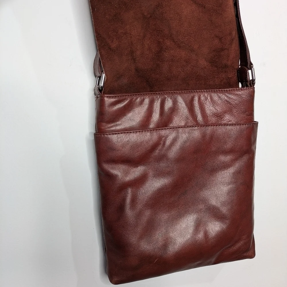 ili brown leather RFID zip closure crossbody bag
